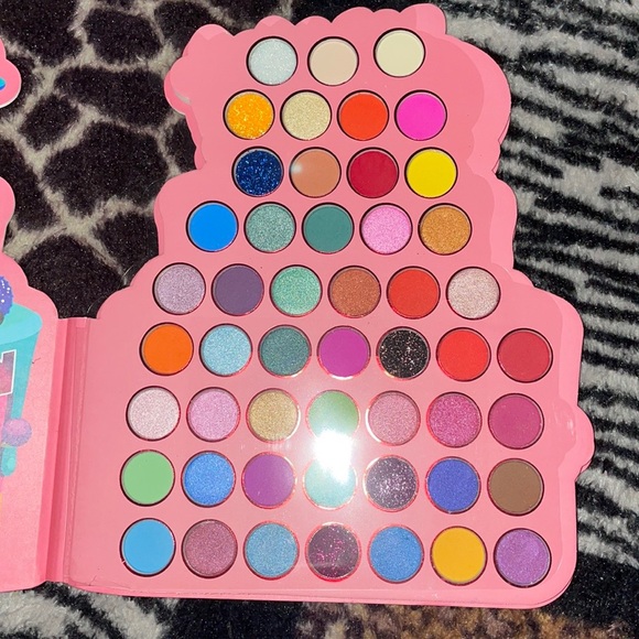 Eyeshadow palette - Picture 2 of 2